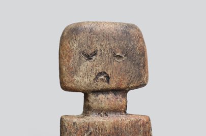 アダン族 こまったような顔をした木像 f_085