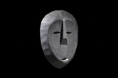 マクア族 黒い顔でとぼけているマスク m_115