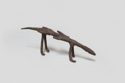 ロビ族 羽の生えた鉄像 o_157