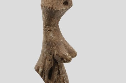 ロビ・ワラ族 抽象的フォルムの女性像 f_114