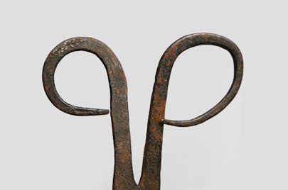 マンビラ族 貨幣としても使われる鉄のハサミ o_043