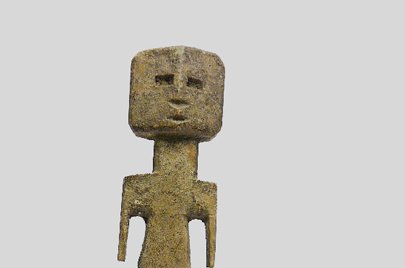 アダン族 四角の顔でほほえむ木像 f_047