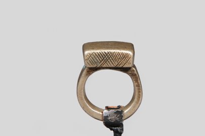 アカン民族のリング(台付) o_081