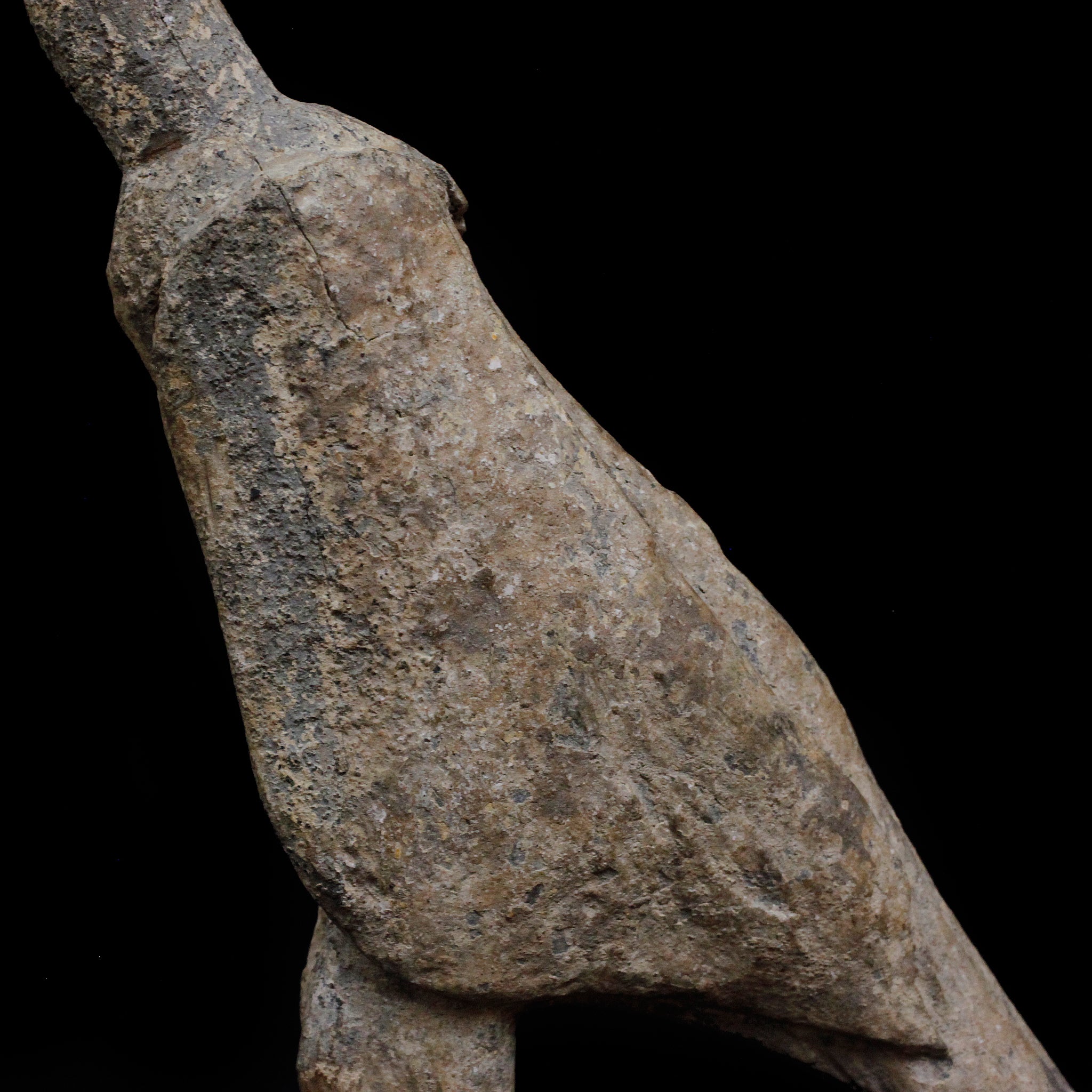 ロビ 祠の古像 f_130