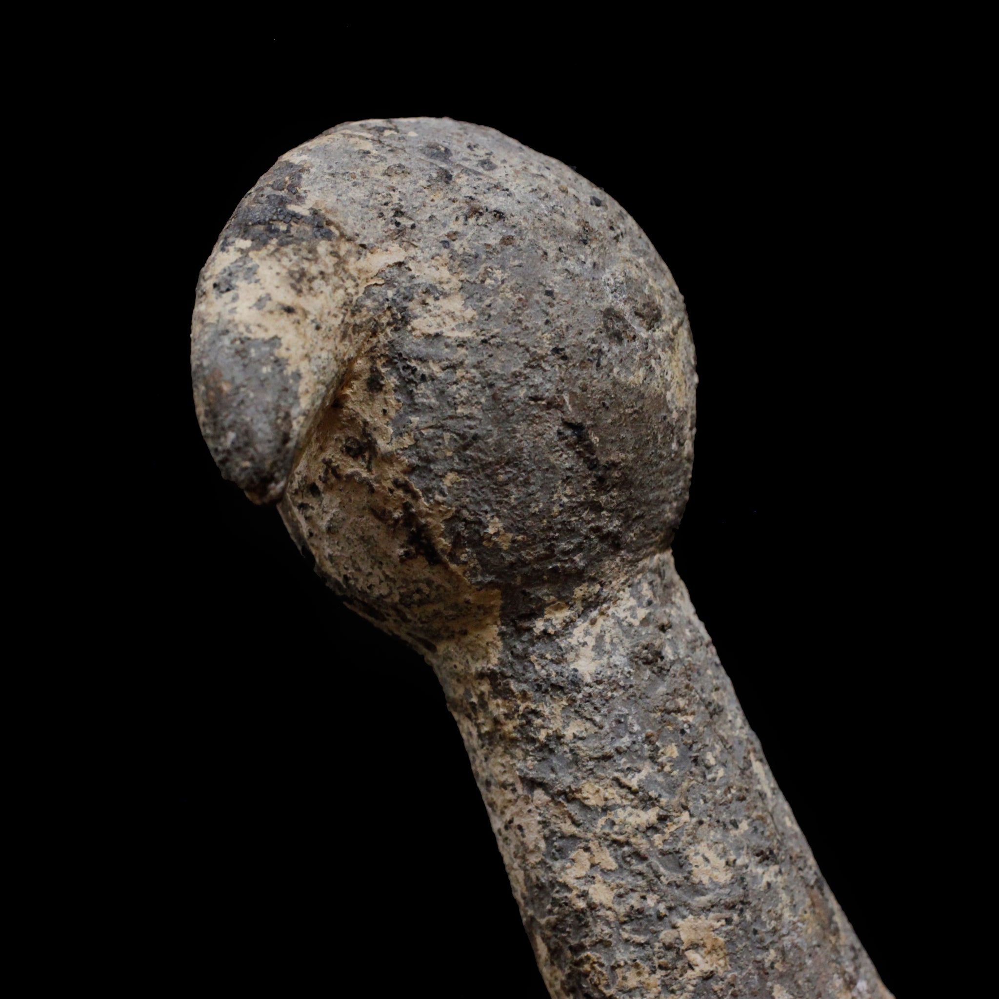 ロビ 祠の古像 f_130