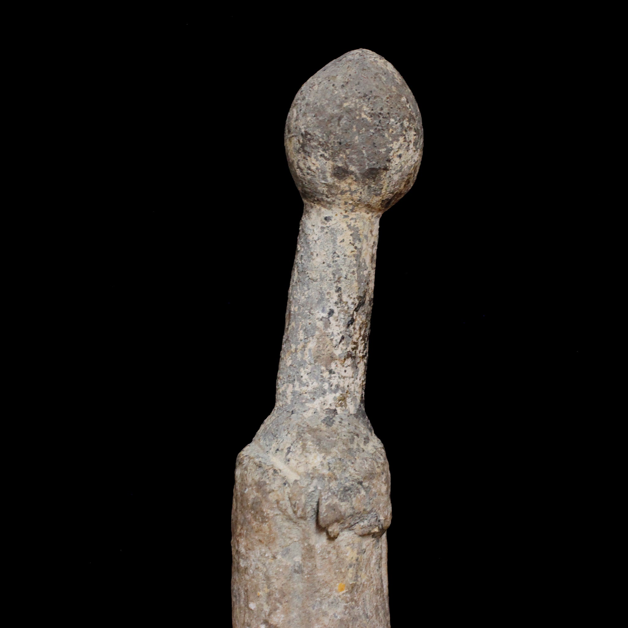 ロビ 祠の古像 f_130