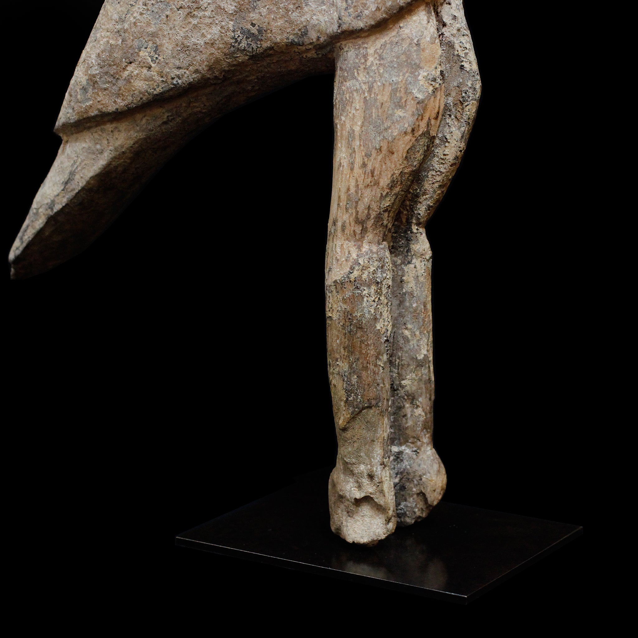 ロビ 祠の古像 f_130