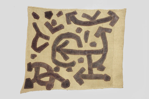 クバ族 矢印がちりばめられた布 c_002