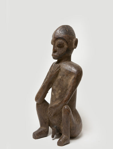 ロビ族 座ってお祈りしているようなバティバ像 f_029