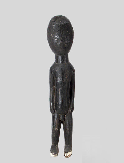 フォン族 顔がなくてつま先が白い木像 f_042