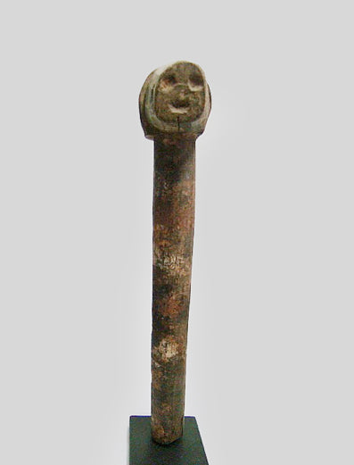 アダン族 ハンマーに顔がついた木像 f_061