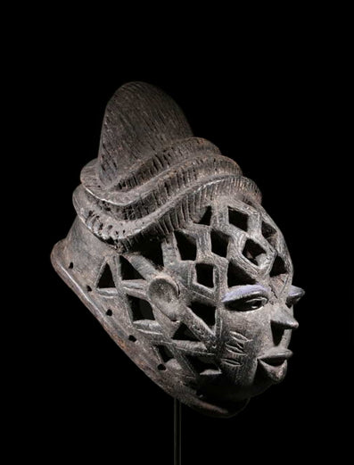 ヨルバ族 顔が編みこまれたGelede結社のマスク m_083