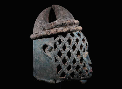 ヨルバ族 青い顔の編み込まれたGeledeマスク m_096