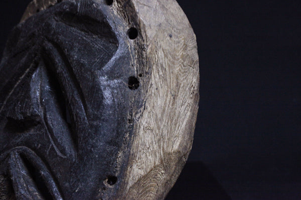 チェワ族 困り顔をした黒いマスク m_112