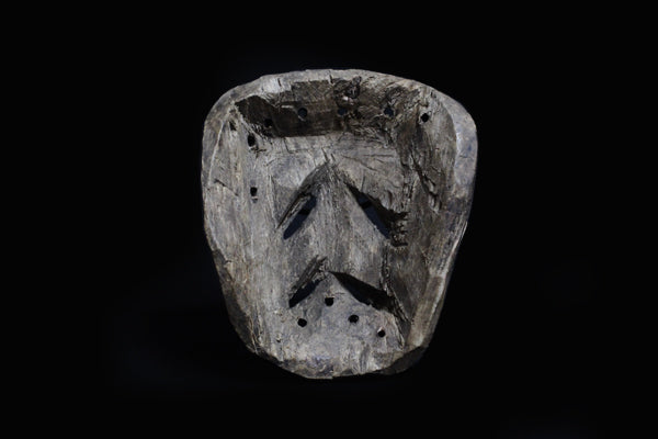 チェワ族 困り顔をした黒いマスク m_112