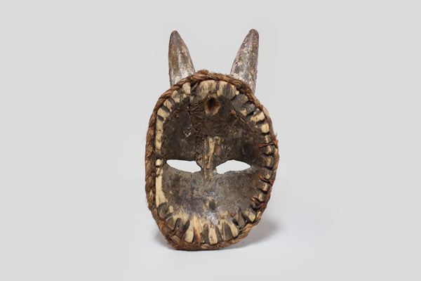 部族不明 白くてニヒルなうさぎのマスク m_122