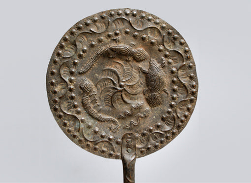 ヨルバ族 酋長が使う装飾のあるうちわ o_035