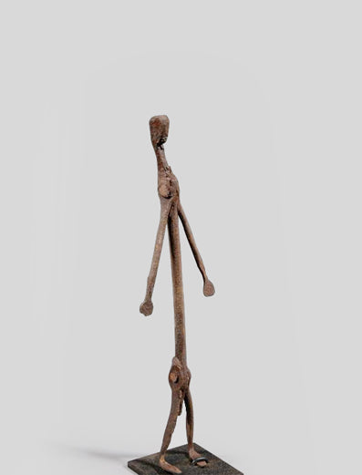 ドゴン族 まっすぐに腕を伸ばして楽しげな鉄像 o_076