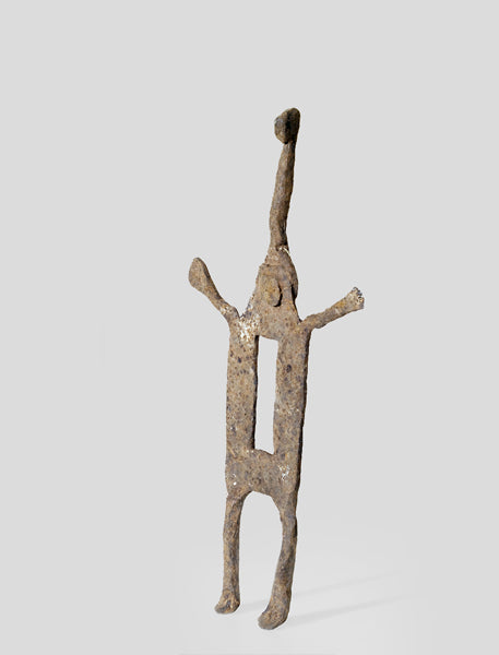 ダガリ族 お腹に穴の鉄像02 o_119