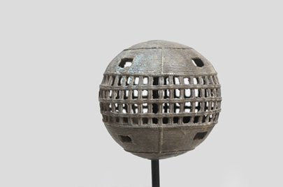 バウレ族　建築物を思わせるブロンズの装飾品　o_132
