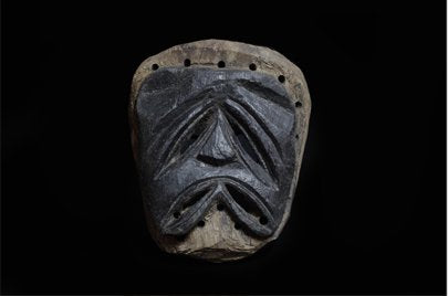 チェワ族　困り顔をした黒いマスク　m_112