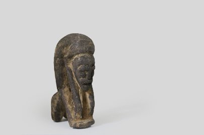 ドゴン族 背中を丸めた像 f_005