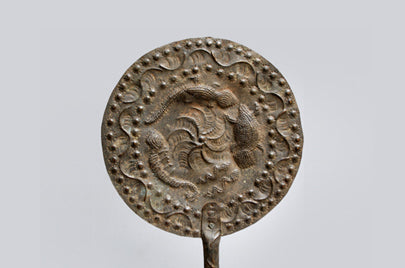 ヨルバ族　酋長が使う装飾のあるうちわ　o_035