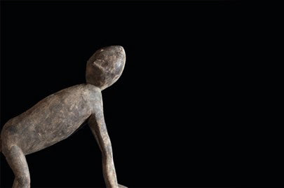 ロビ族　上を見ている動物の木像　f_026