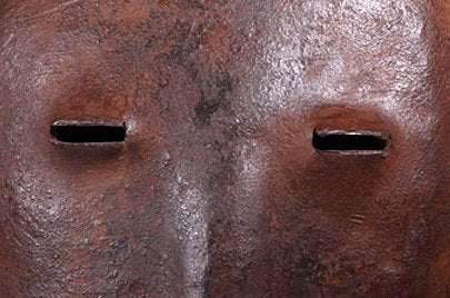 ドゴン族　小人が頭に乗っかった鉄のマスク　m_052