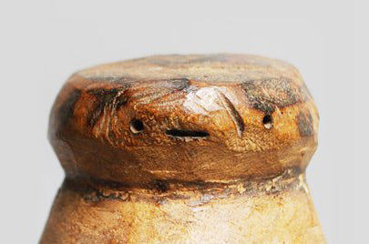 ロッソ族　かわいい顔と大きな足の木像　f_046