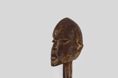 ロビ族 ロビヘッドと呼ばれる杭のようなもの　as_05