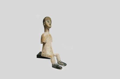 アダン族　お澄まし顔で座っている腕のもげた木像　f_055