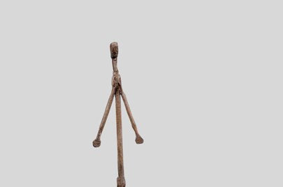 ドゴン族　まっすぐに腕を伸ばして楽しげな鉄像　o_076