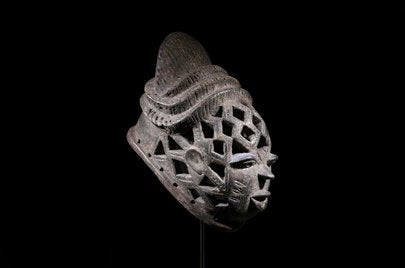 ヨルバ族　顔が編みこまれたGelede結社のマスク　m_083