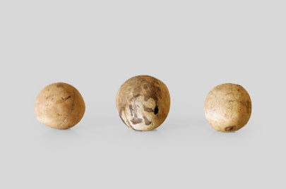 ニジェールに近い砂漠で見つかった丸石3つ　o_082