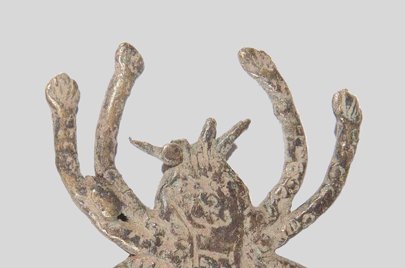 バウレ族 手足を伸ばしたクモ　o_099