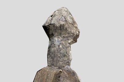 ロビ族 怪獣のような姿の朽ちた鳥像　f_073