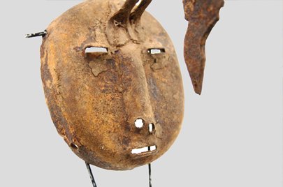 部族不明　カメレオンが顔にくっついた鉄のマスク　as_18