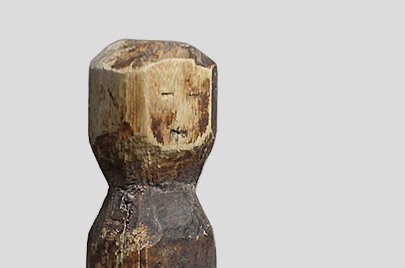 ロビ族　怪獣のような姿の朽ちた鳥像　f_073