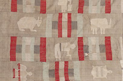 部族不明　動物や人間が一緒になって楽しげな布　o_121