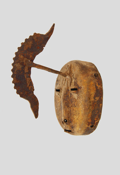 部族不明　カメレオンが顔にくっついた鉄のマスク　as_18