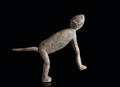 ロビ族　上を見ている動物の木像　f_026