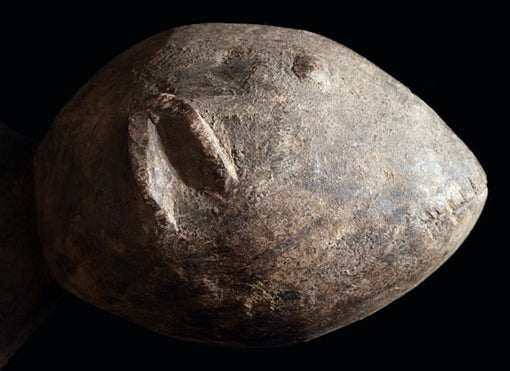 ロビ族　上を見ている動物の木像　f_026