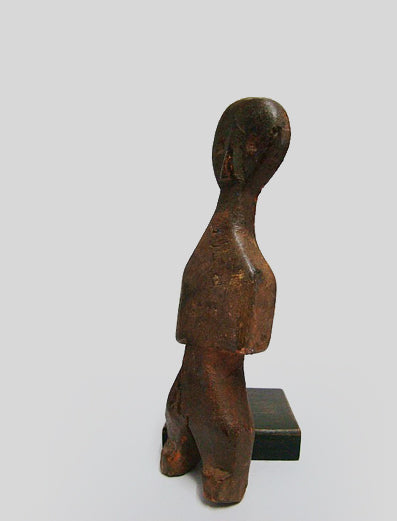 アダン族　つるんとした顔で佇む木像　f_040