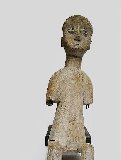 アダン族　お澄まし顔で座っている腕のもげた木像　f_055