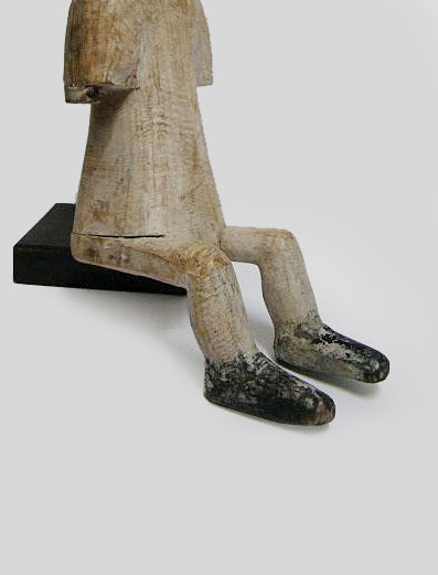 アダン族　お澄まし顔で座っている腕のもげた木像　f_055