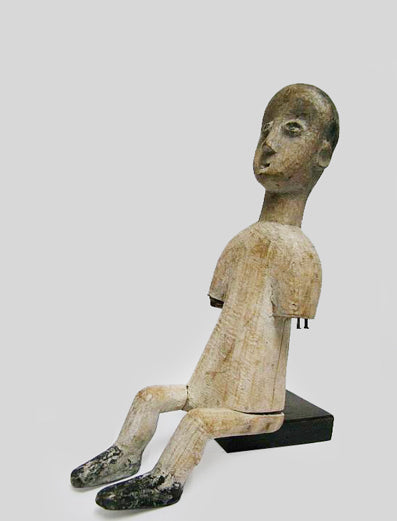 アダン族　お澄まし顔で座っている腕のもげた木像　f_055