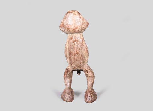 ロッソ族　ガニ股で歩くリンプと呼ばれる木像　f_059