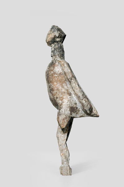 ロビ族 怪獣のような姿の朽ちた鳥像　f_073