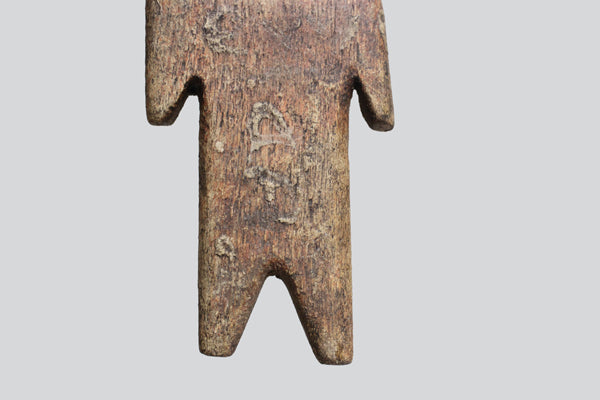 アダン族　こまったような顔をした木像　f_085